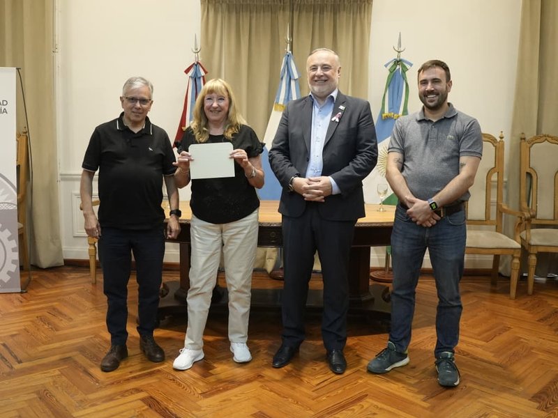 La municipalidad entregó fondos destinados a obras a 17 Centros Vecinales thumbnail