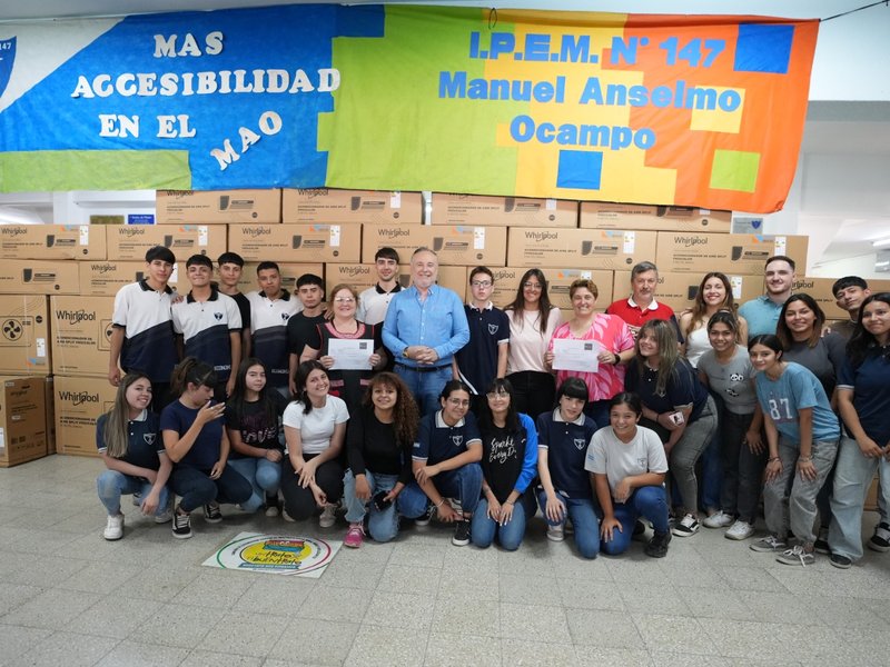 El IPEM 147 y el Jardín Arturo M. Bas recibieron aires acondicionados para mejorar la infraestructura áulica y el bienestar estudiantil