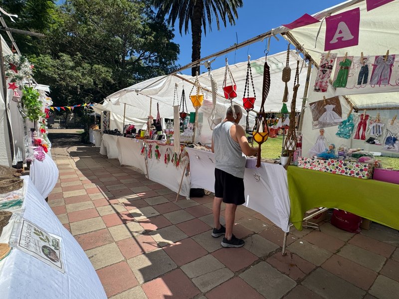 Feria de Navidad: Emprendedores y artesanos presentan sus propuestas en la Plaza Independencia