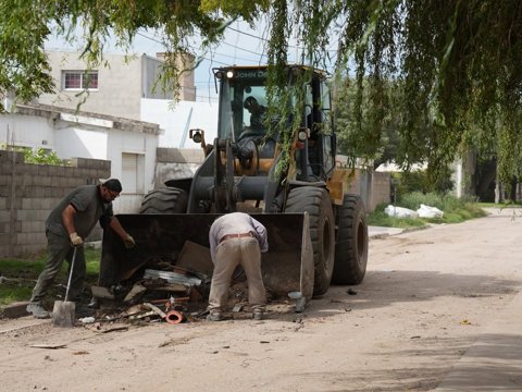 La municipalidad lleva adelante un operativo de arreglo de calles y limpieza en distintos barrios