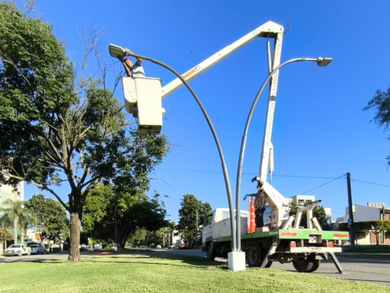 Comenzó la instalación de iluminación led en bulevar Italia - Cárcano