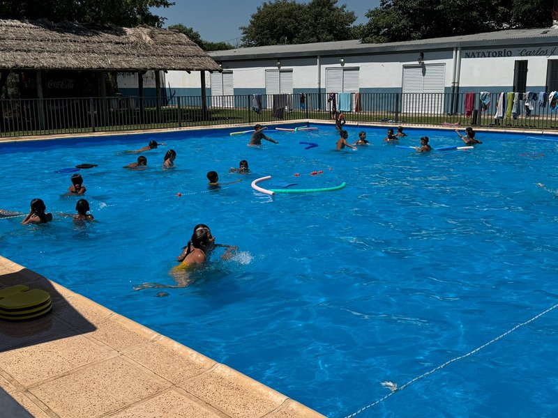 Escuela de Verano: Comenzó la propuesta en la pileta del Club Deportivo Argentino