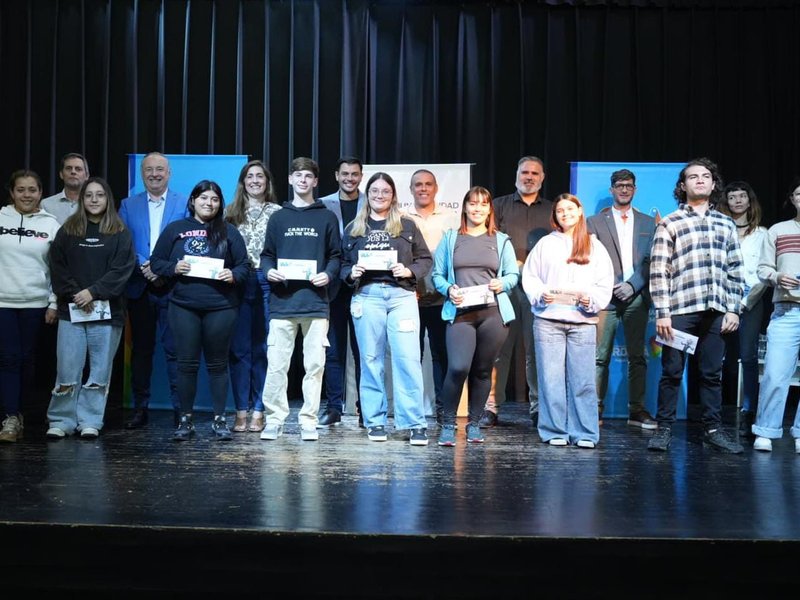 Inserción laboral para jóvenes: Accastello entregó más de 90 tarjetas del “Programa Primer Paso”