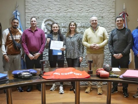 Municipio entregó aportes y elementos de entrenamiento a la boxeadora María “Dinamita” Ferreyra