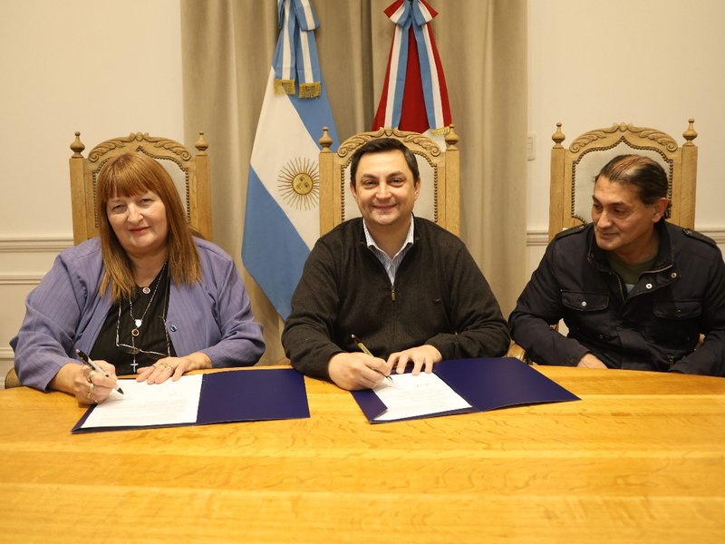 Municipalidad y entidades locales unen esfuerzos para llevar arte a los adultos mayores