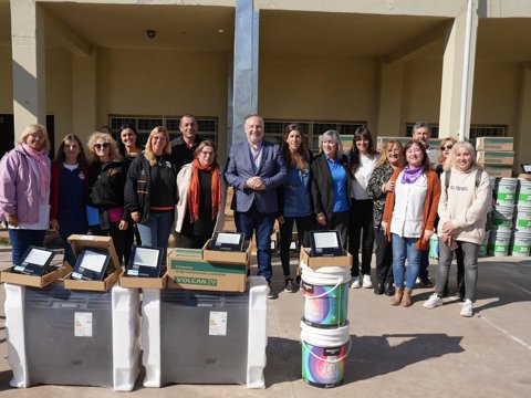 Accastello entregó materiales para mejorar la infraestructura de 30 escuelas