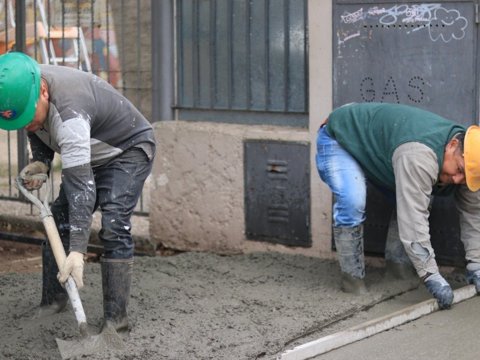 Mejoras en las escuelas: el municipio realizó más de 100 metros cuadrados de vereda frente a dos instituciones educativas
