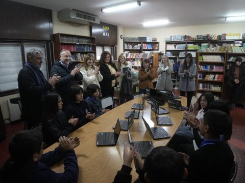 Provincia y municipio entregaron 60 netbooks en el I.P.E.M. N.º 275 “Colegio Nacional”
