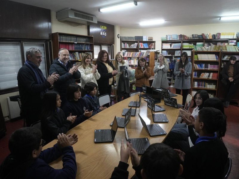 Provincia y municipio entregaron 60 netbooks en el I.P.E.M. N.º 275 “Colegio Nacional”