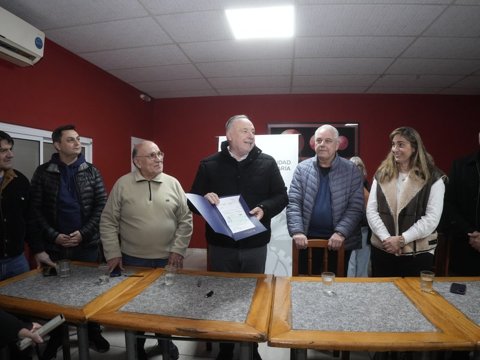 Se entregó un aporte económico al Club Rivadavia destinado a la restauración del salón principal