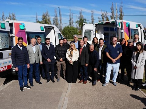 Accastello y el Ministro de Salud de la Provincia entregaron dos nuevas ambulancias al Hospital Pasteur