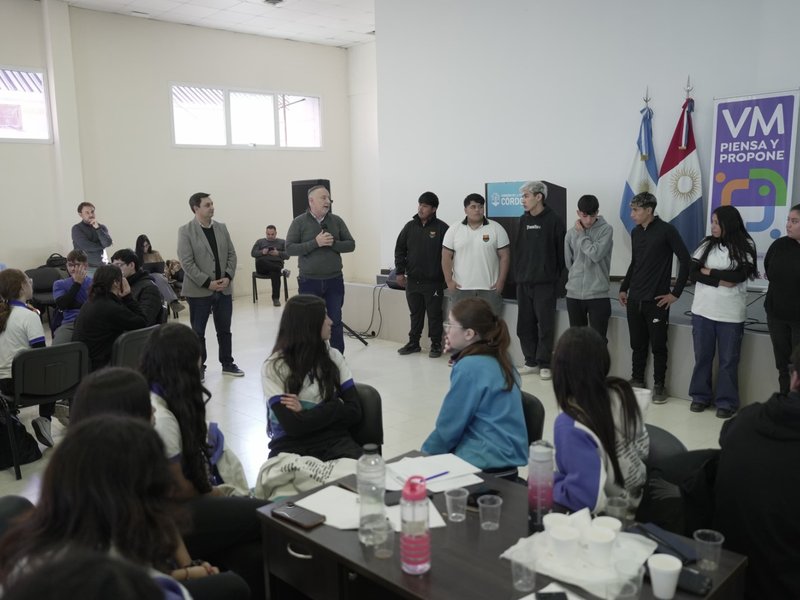 Accastello trabajó junto a 90 estudiantes secundarios sobre proyectos de interés juvenil