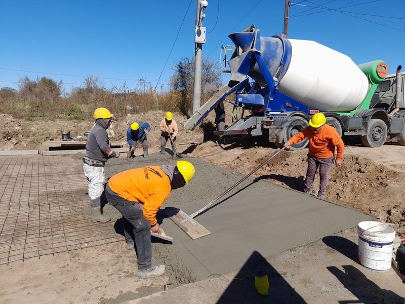 Avanza la construcción de un badén en Bulevar Alvear y Costa Rica