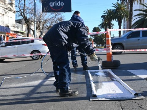 Más seguridad vial: el municipio refuerza la visibilidad en cruces peatonales del Bulevar España