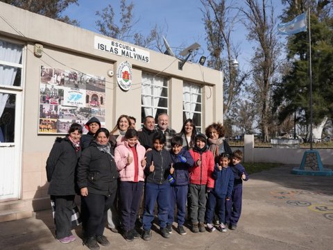 El municipio entregó mobiliario y juegos para la Escuela Rural “Islas Malvinas”