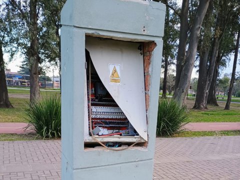 El municipio denunció vandalismo en tableros eléctricos del Parque Pereira y Domínguez