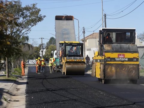 Con un ritmo de trabajo de dos cuadras diarias, continúa la pavimentación en Mariano Moreno