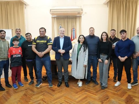 La municipalidad entregó aportes económicos a deportistas y clubes
