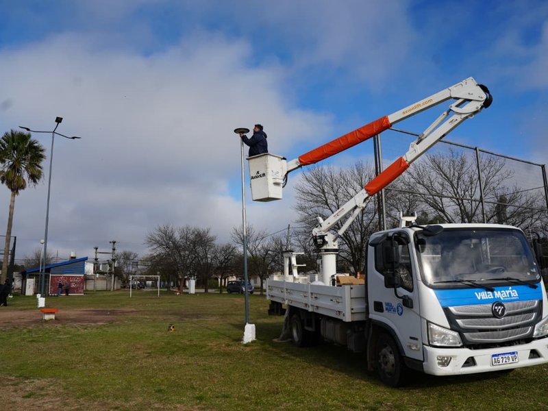 Villa María más Innovadora: se instalaron 15 luminarias de tecnología solar en la plaza del barrio Felipe Botta