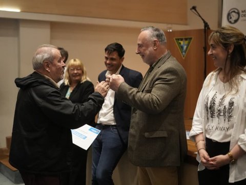 El intendente Accastello encabezó la entrega de créditos “Banco de la Gente”