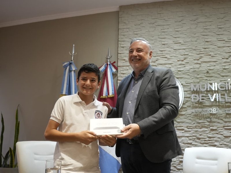 El municipio reconoció a dos estudiantes que participaron en la Olimpíada Internacional de Matemática