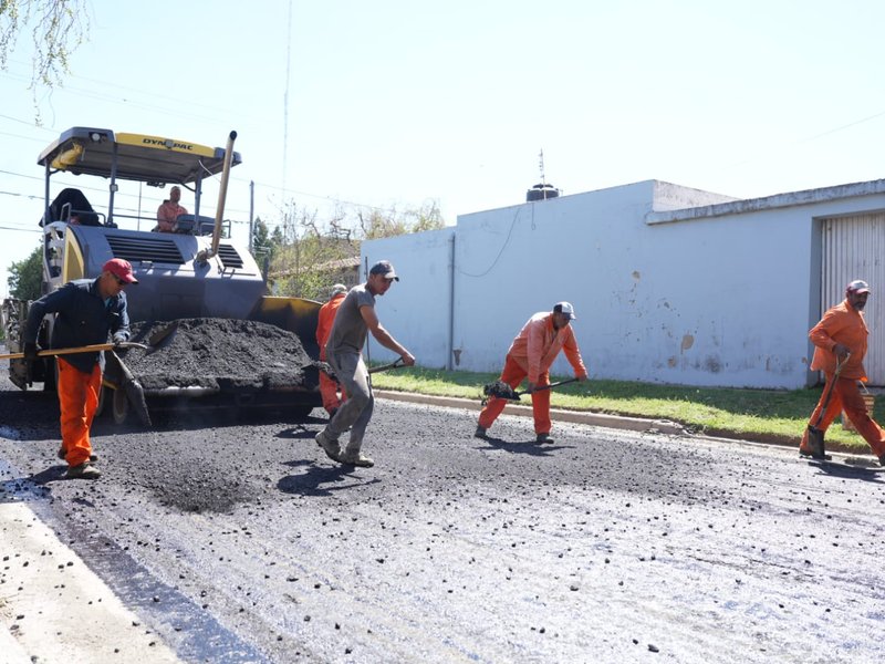 Avanzan las obras de pavimentación en los barrios Nicolás Avellaneda y Vista Verde