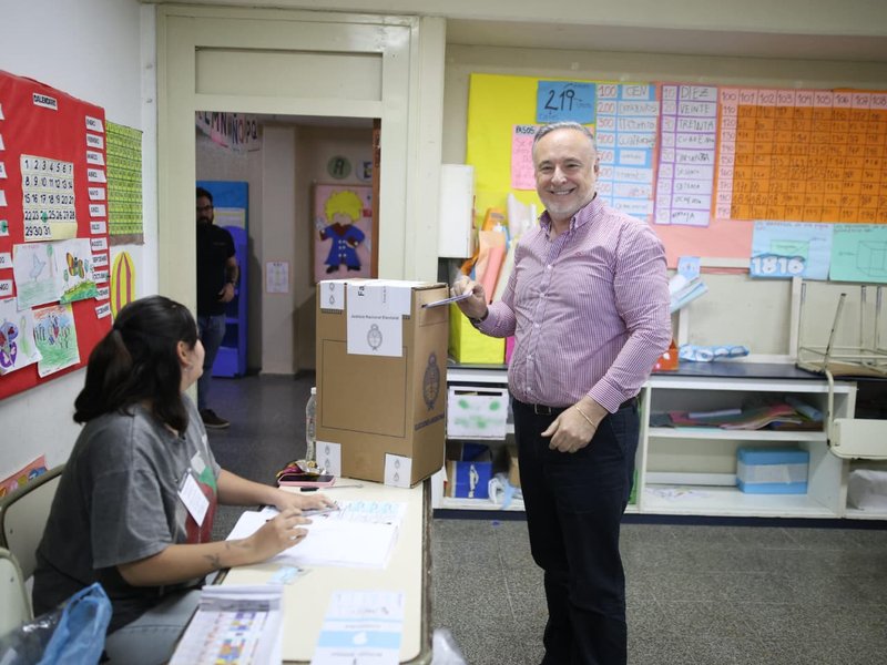 El intendente Eduardo Accastello votó en la Escuela Agustín Álvarez