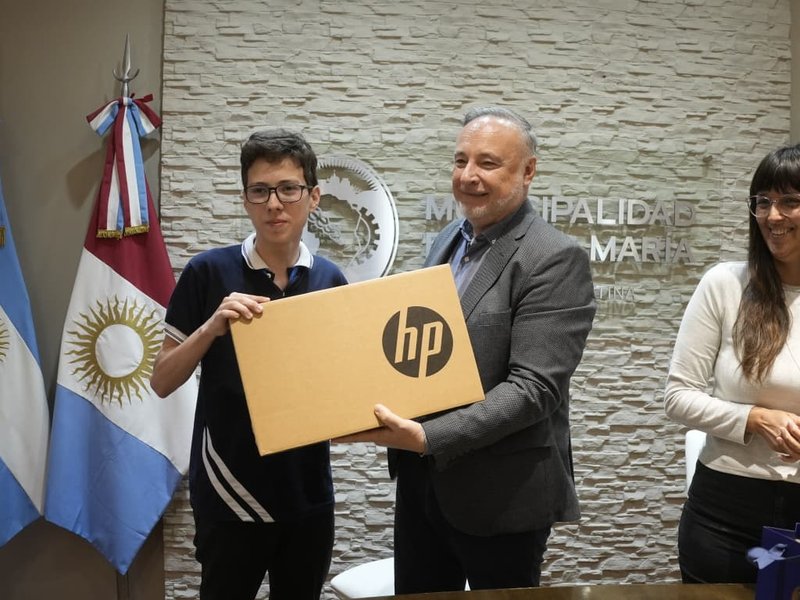 El municipio reconoció a dos estudiantes que participaron en la Olimpíada Internacional de Matemática