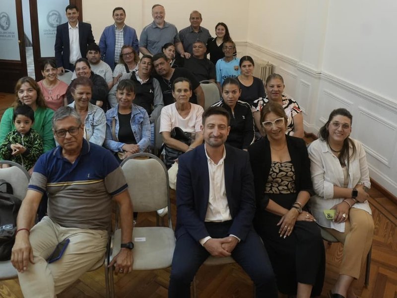 Once familias de barrio Los Olmos firmaron el acta de escritura de sus viviendas