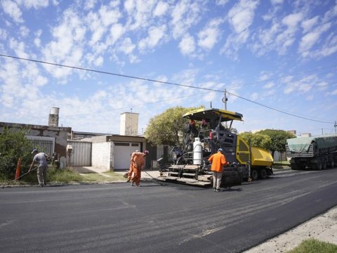 Avanza la pavimentación de calle San Juan en el barrio Nicolás Avellaneda