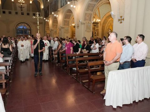 El intendente Accastello participó de la misa por los 40 años de sacerdote de Pedro Lucchese