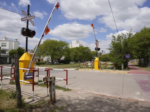 Más Segura: el municipio instaló una barrera automática en el cruce ferroviario de calle San Luis