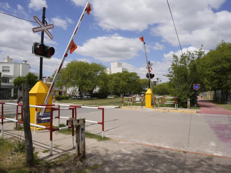 Más Segura: el municipio instaló una barrera automática en el cruce ferroviario de calle San Luis