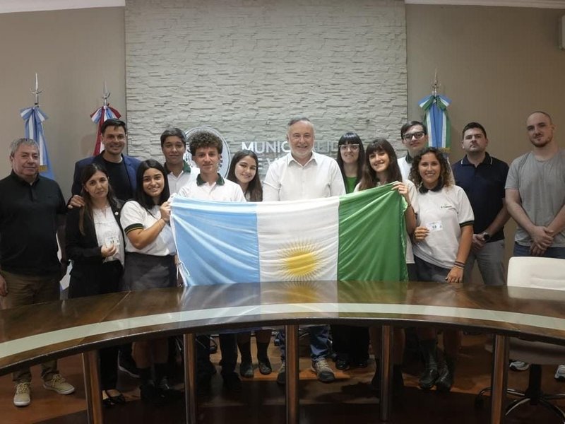 El intendente Accastello recibió a estudiantes de la escuela “El Caminante” por su proyecto sobre el ferrocarril