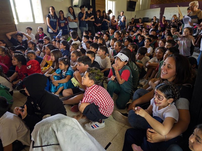 Mas de 350 niños y niñas disfrutaron de cuentos, humor y lectura junto a la escritora Verónica Álvarez Rivera
