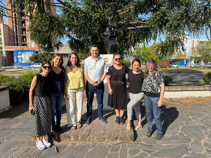 Restauran la escultura de Carlos Gardel en la plazoleta de barrio Trinitarios