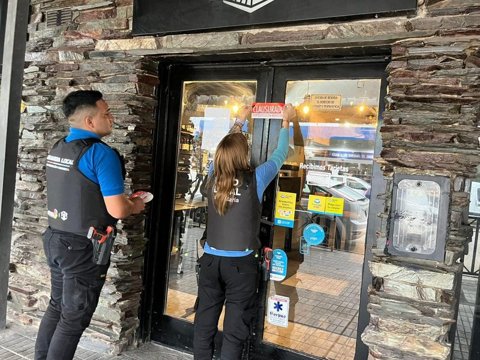 La Guardia Local clausuró un bar por exceso de ocupantes