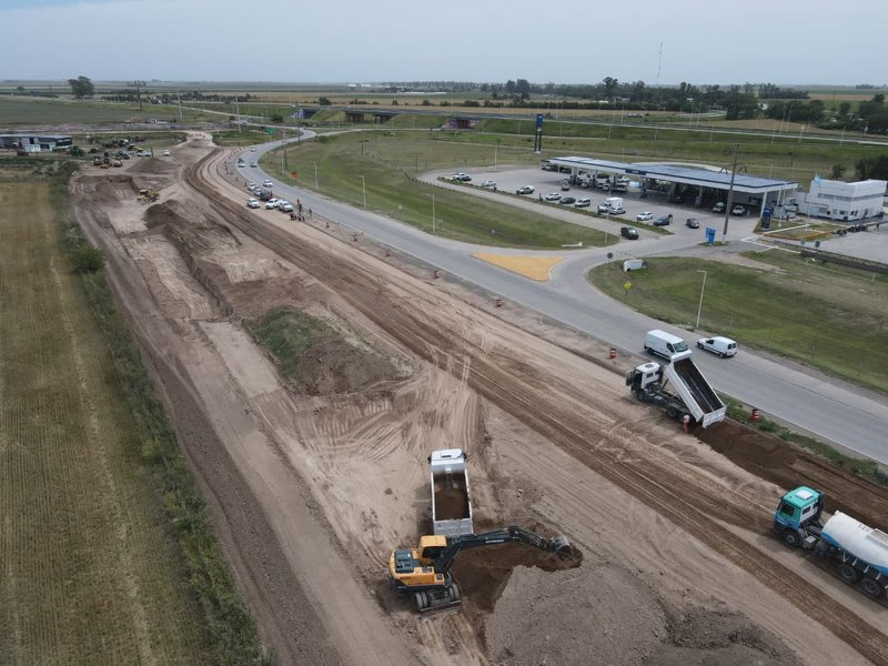 El intendente Accastello supervisó la obra de la autovía de ingreso por Ruta 158 que conectará la autopista con el Bulevar Argentino