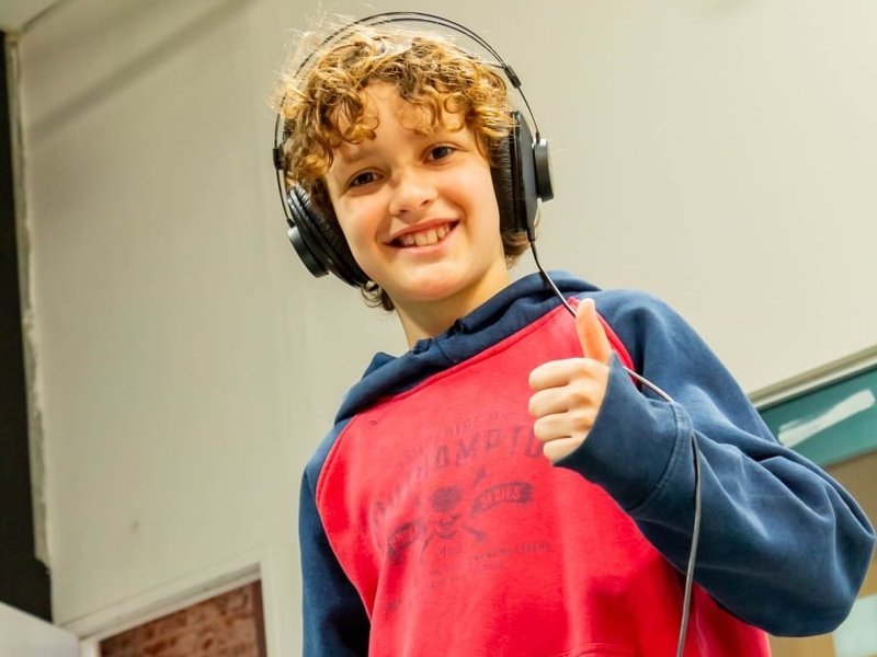 Jóvenes que participaron de talleres en la Tecnoteca grabaron la canción “Villa María Brilla”