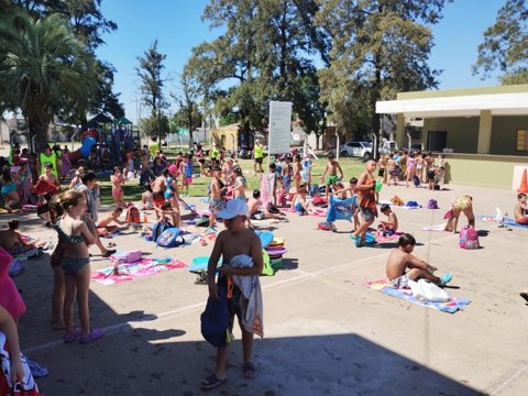 La Escuela Municipal de Verano celebró la navidad con actividades especiales en la Pileta Comunitaria