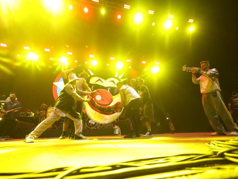 Con un show de Los Caligaris en el Anfiteatro, Villa María inició la temporada de verano