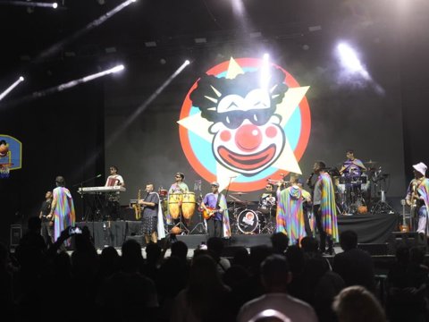 Con un show de Los Caligaris en el Anfiteatro, Villa María inició la temporada de verano