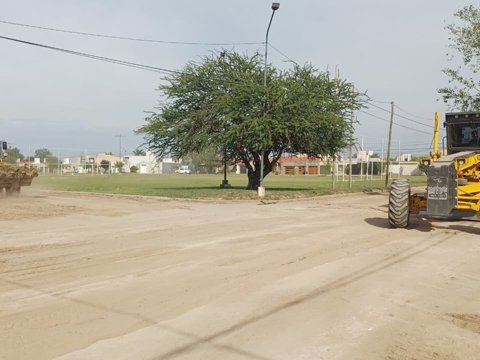 Continúan las tareas de mantenimiento de calles de tierra y espacios verdes