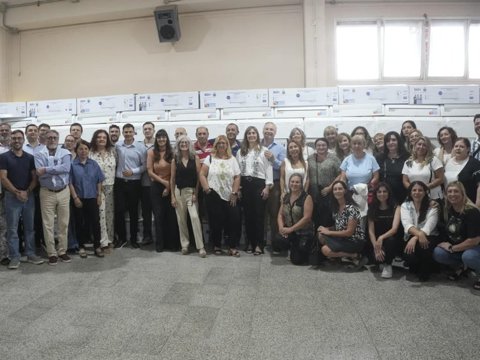 Con la entrega de 130 equipos de aire acondicionado a 17 escuelas públicas, Villa María es la primera ciudad con el 100% de aulas climatizadas
