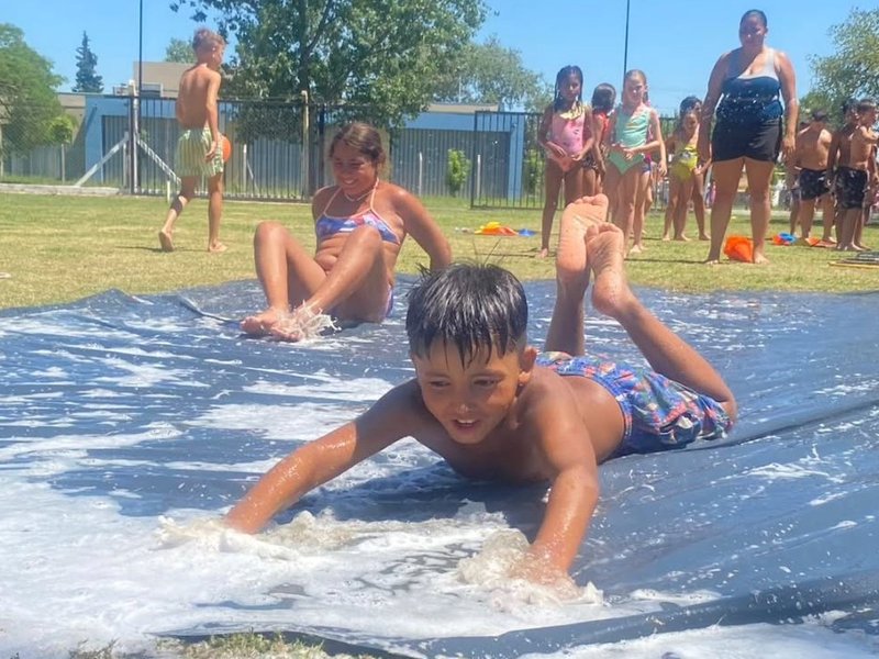 Más de 500 niños disfrutan de la escuela de verano municipal en la pileta comunitaria