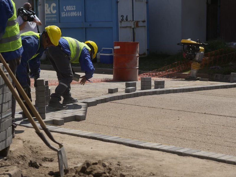 Avanza la obra de adoquinado en un sector de barrio Bello Horizonte