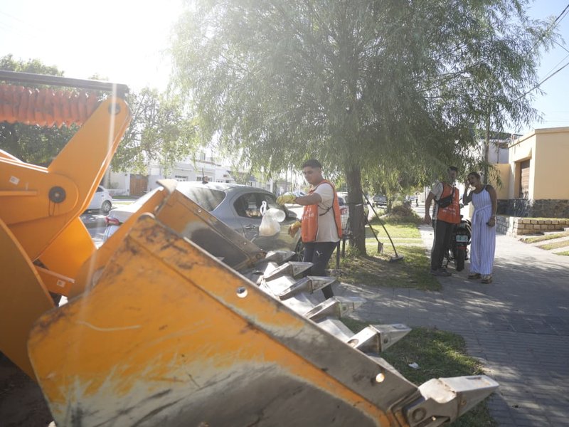 Barrio Rivadavia: se llevó adelante un nuevo operativo de descacharreo para eliminar posibles criaderos de dengue