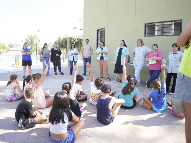 Prevención del dengue: el municipio realizó un taller de concientización con niños que asisten a la Pileta Comunitaria