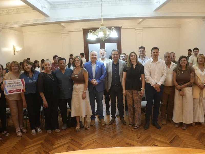 Accastello y el ministro Brandán entregaron aportes a tres cooperativas locales