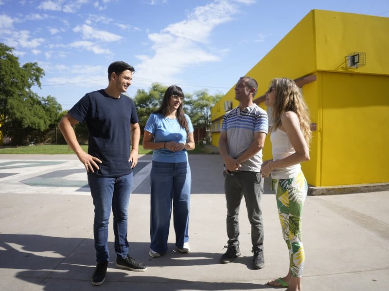 Avanzan tareas de pintura y colocación de reflectores led en el IPETyM N° 99 “Rosario Vera Peñaloza”